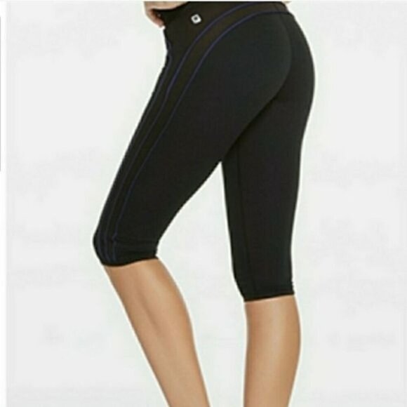 NWT Fabletics Polar Crop Capri‎ Workout Athletic Leggings Black Women's Size XS - Picture 1 of 6